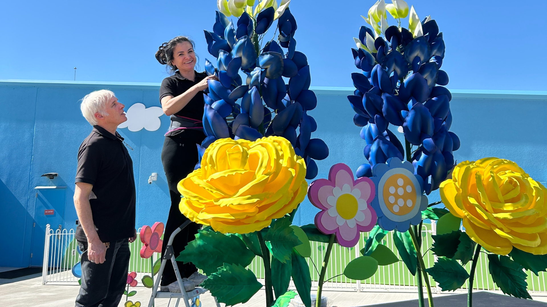 Setting up Giant Bluebonnets with Yellow Roses in Peppa Pig Theme Park with 2 people installing them